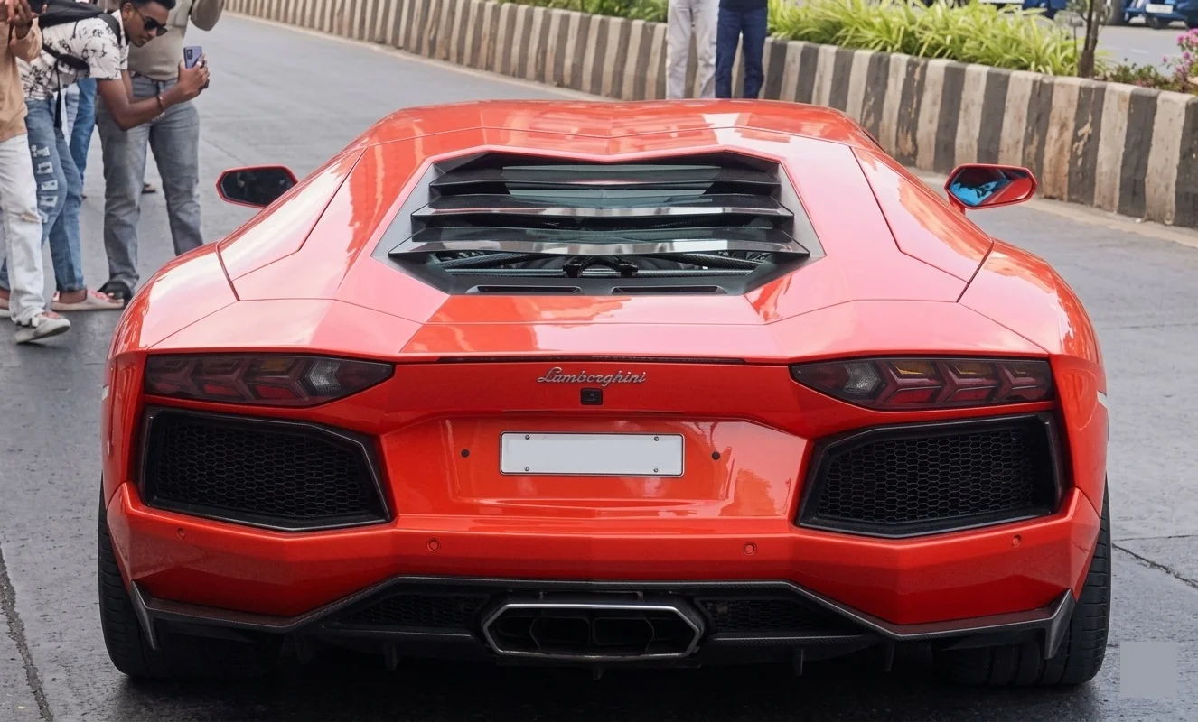 Police stop a Lamborghini Aventador but not for the reason you think
