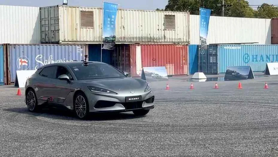 900 hp Chinese EV drifts perfectly on its own with a passenger onboard